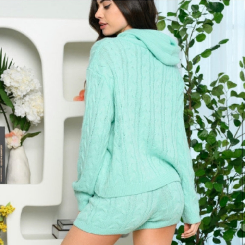 Cable Knit Sweater and Shorts Set - Picture 3 of 4